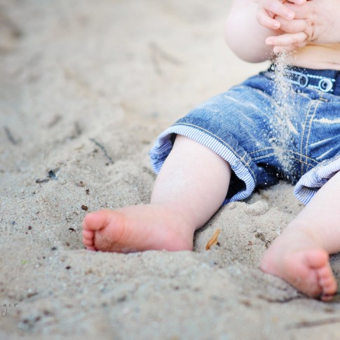 Fotografie Details Kinder, kleine Füße , kleine Hände , spielen im Sand , Shooting auf dem Spielplatz
